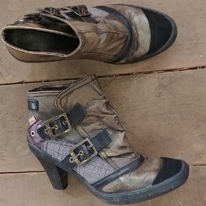 Atrai Ankle Boots w Buckle Detail